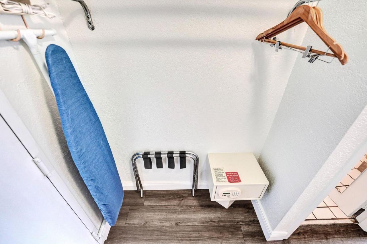 Deluxe Queen Room with Two Queen Beds,1211429410:JPEG