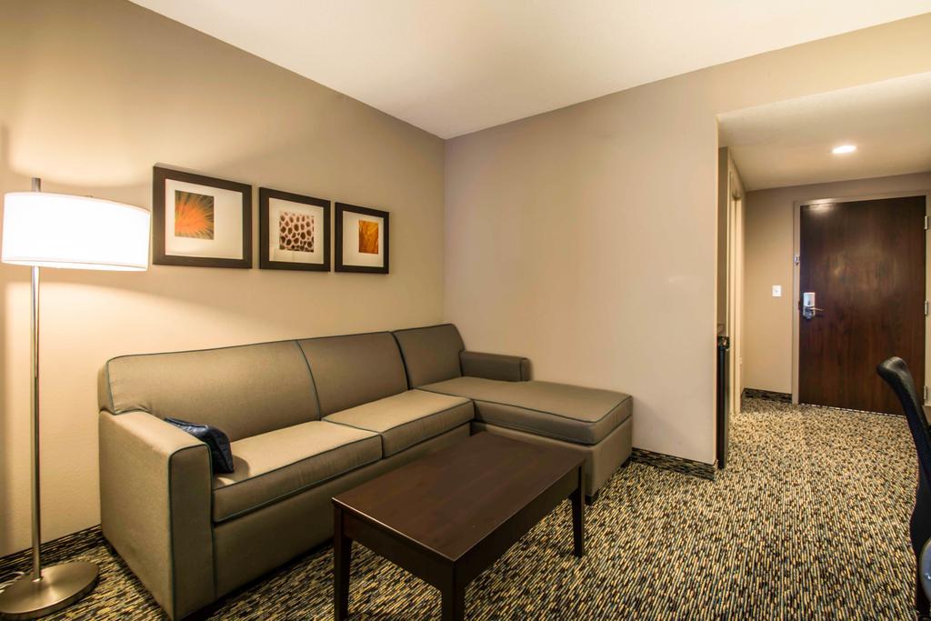King Suite with Roll-In Shower - Accessible/Non-Smoking