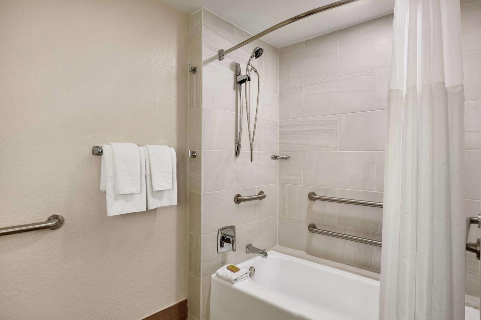 King Room Bath Tub Disability Access,1498661593:JPEG