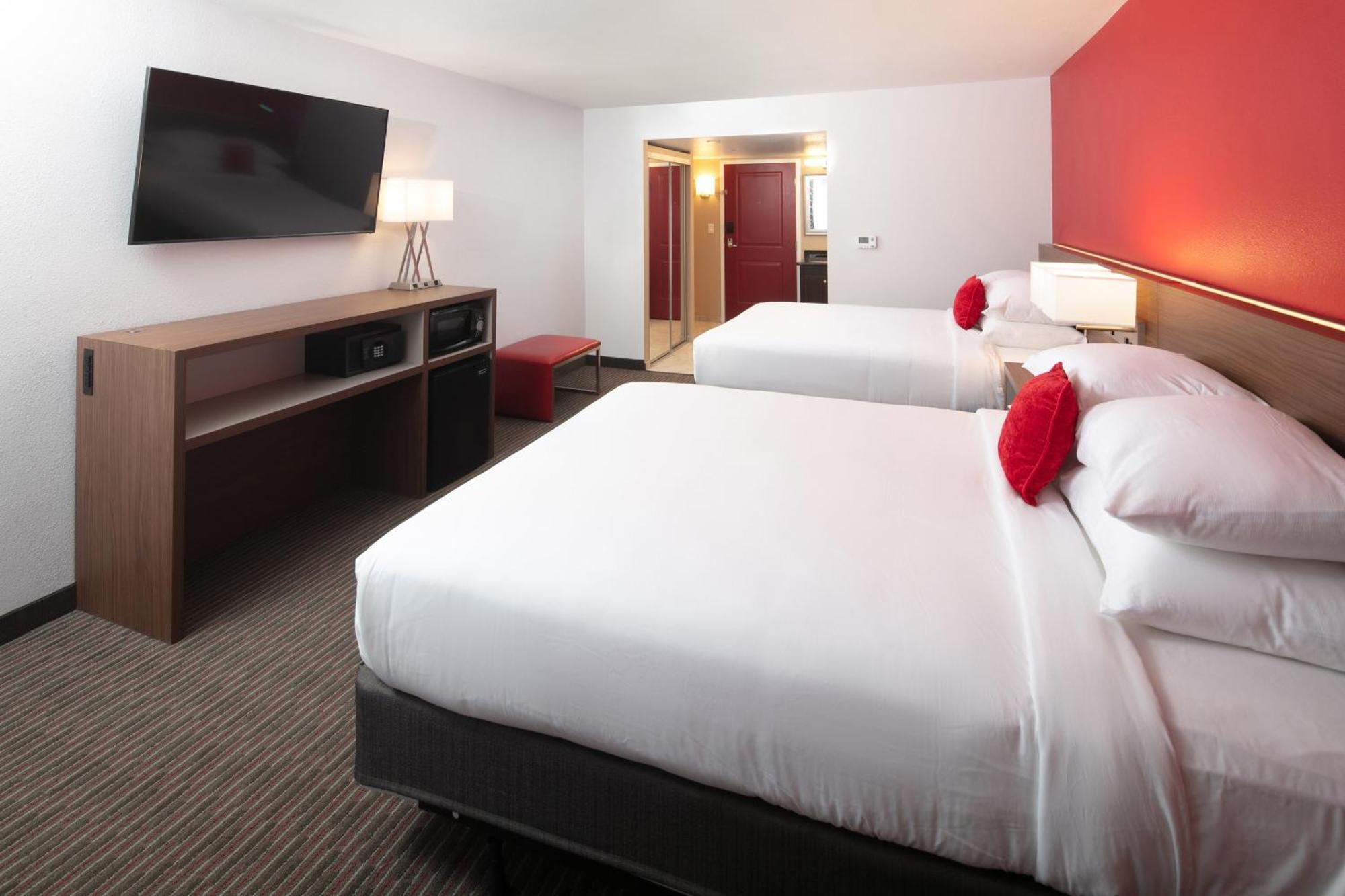 Queen Room with Two Queen Beds - Pool View,1281911590:JPEG