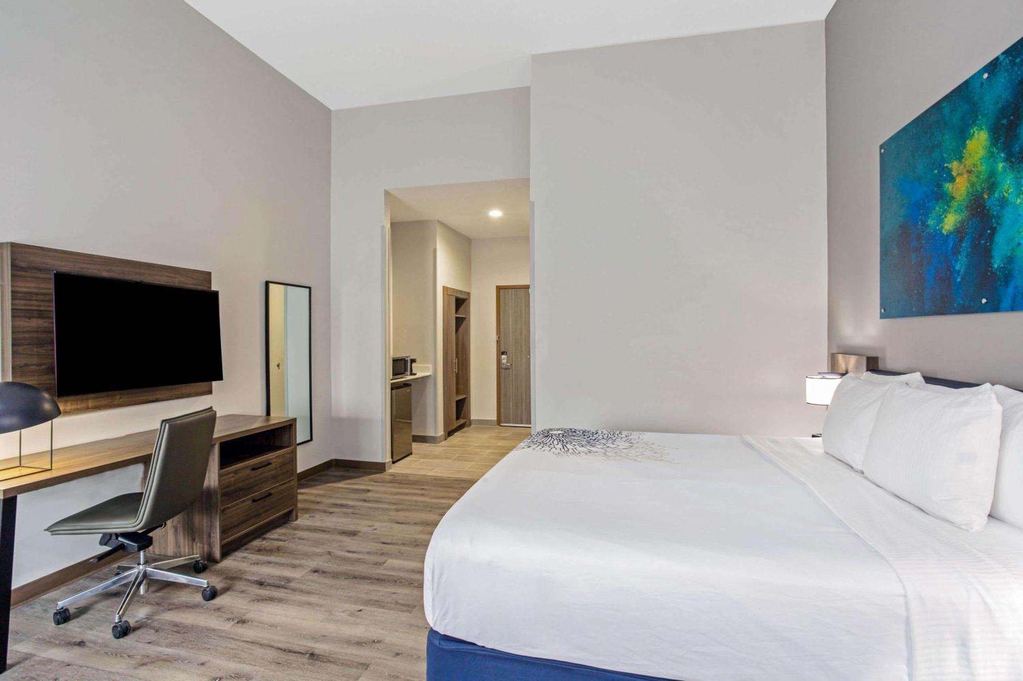Deluxe King Room with Mobility/Hearing Impaired Access - Non-Smoking,1285290493:JPEG