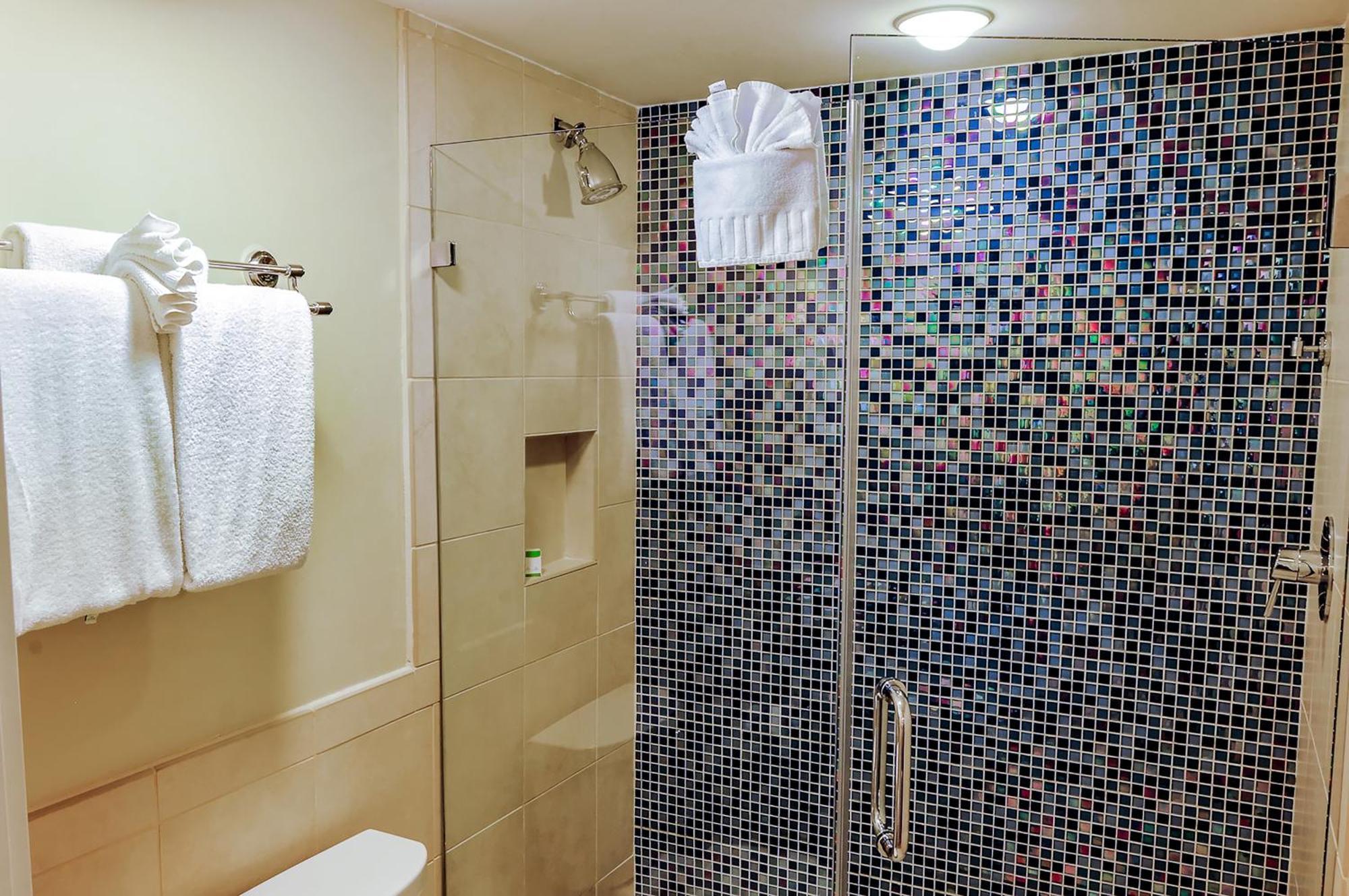 Quarto Queen Clássico ADA com 2 Camas de Casal, Varanda e Vista da Cidade