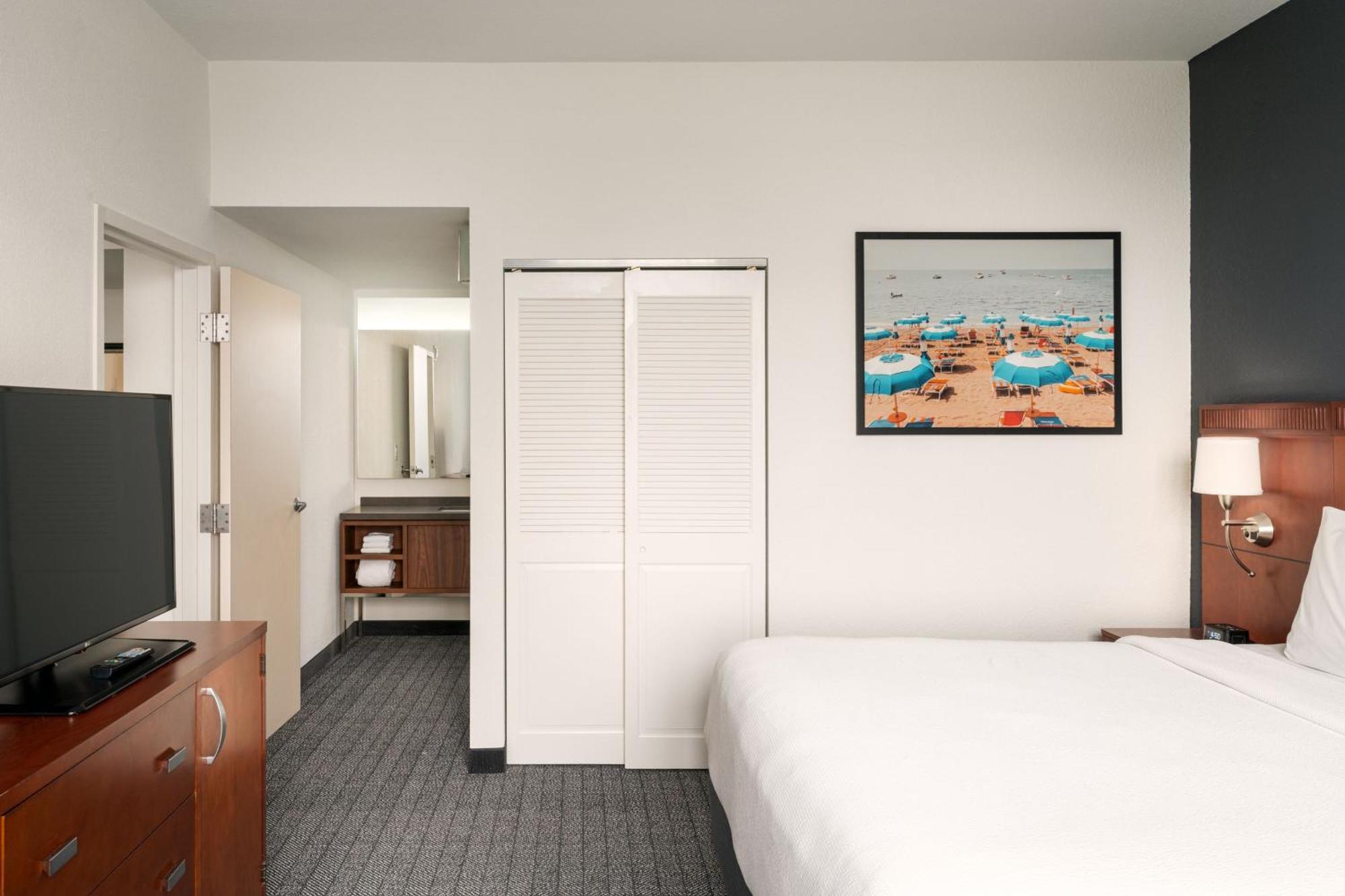 One-Bedroom Suite One King Bed One Single Bed Bathtub Mobility Access,1530199336:JPEG
