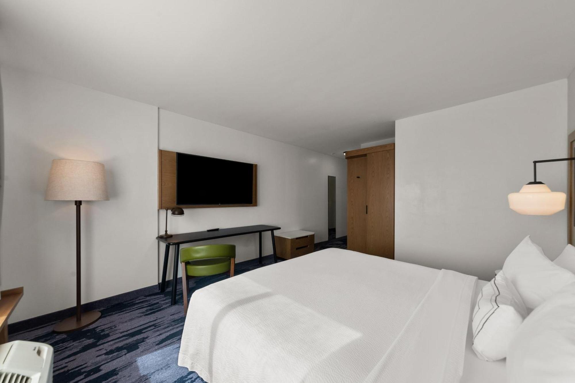 Guest Room, 1 King,1547152807:JPEG