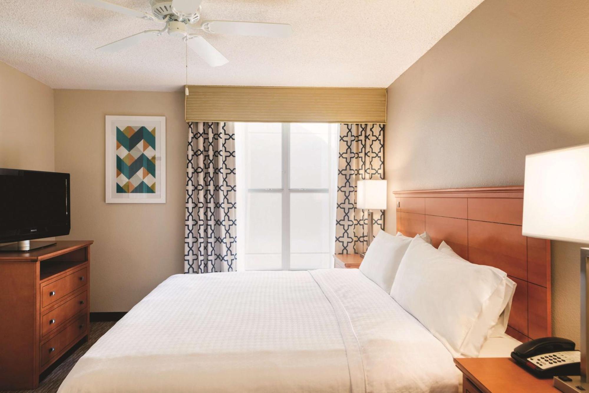One-Bedroom King Suite - Non-Smoking,1552295494:JPEG