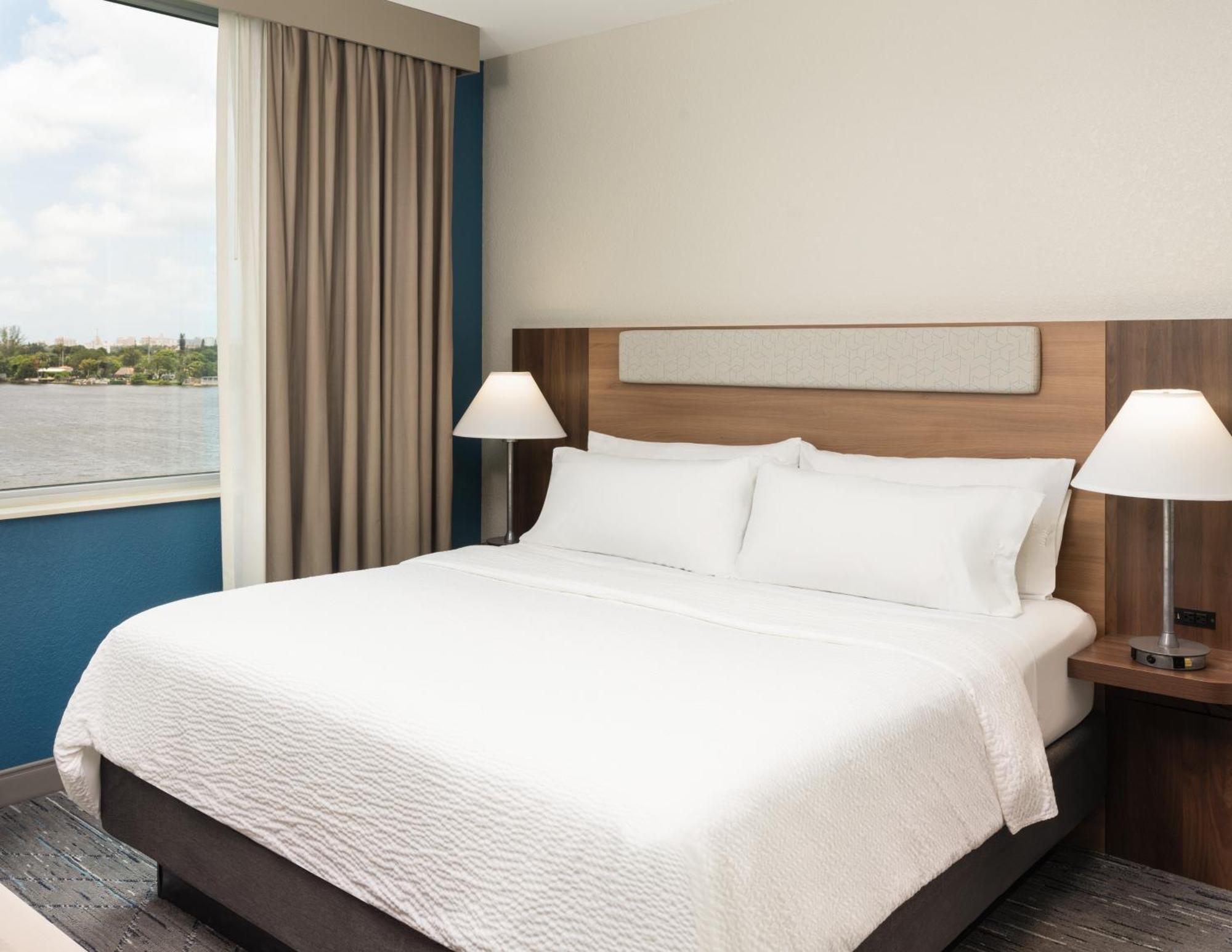 Suite con cama grande y vistas a la laguna