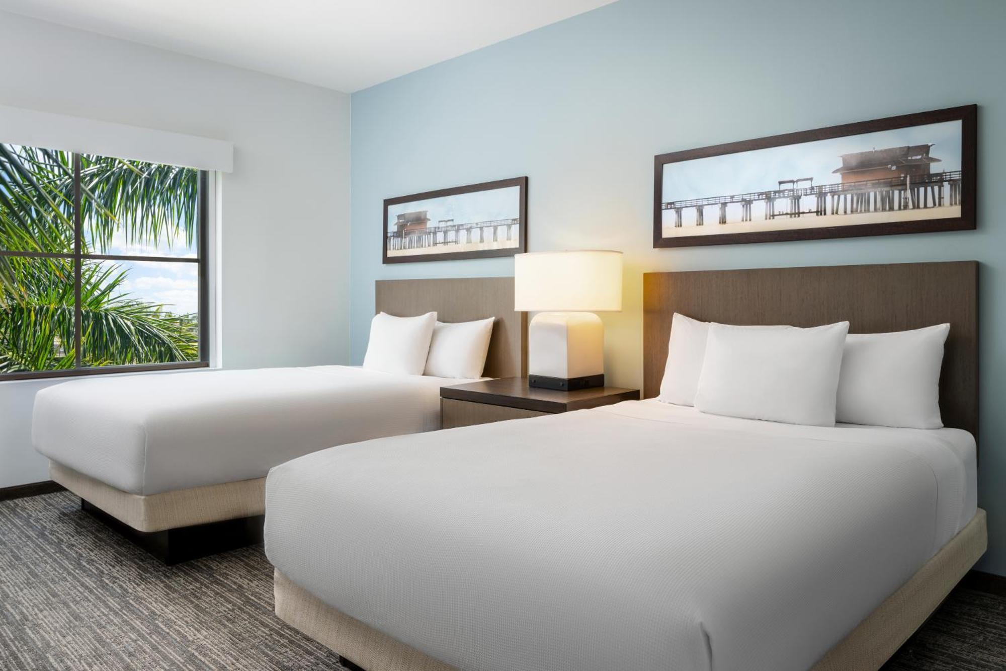Suite de 1 dormitorio con cocina y 2 camas grandes
