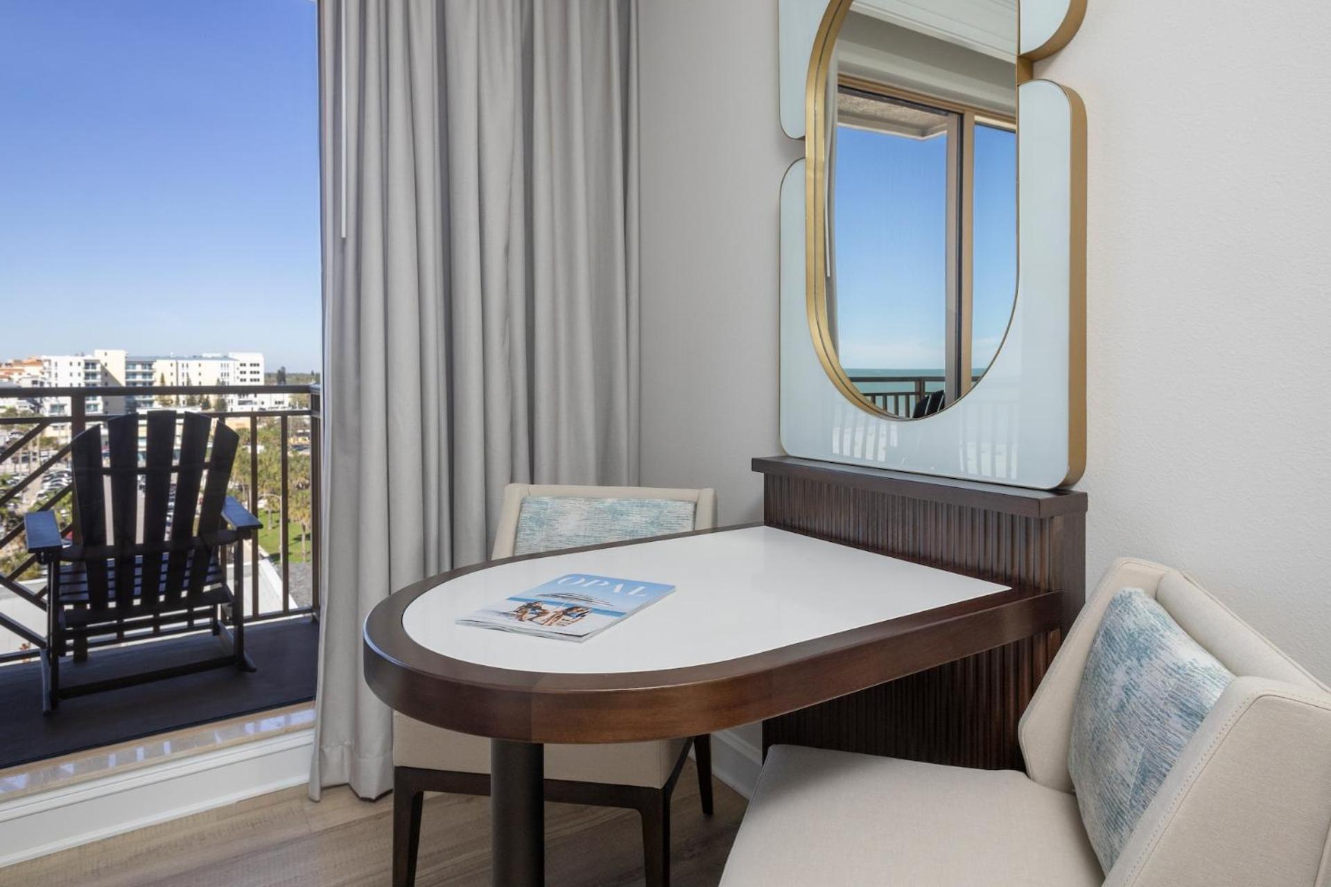 Chambre Lit Queen-Size - Vue Partielle sur Littoral