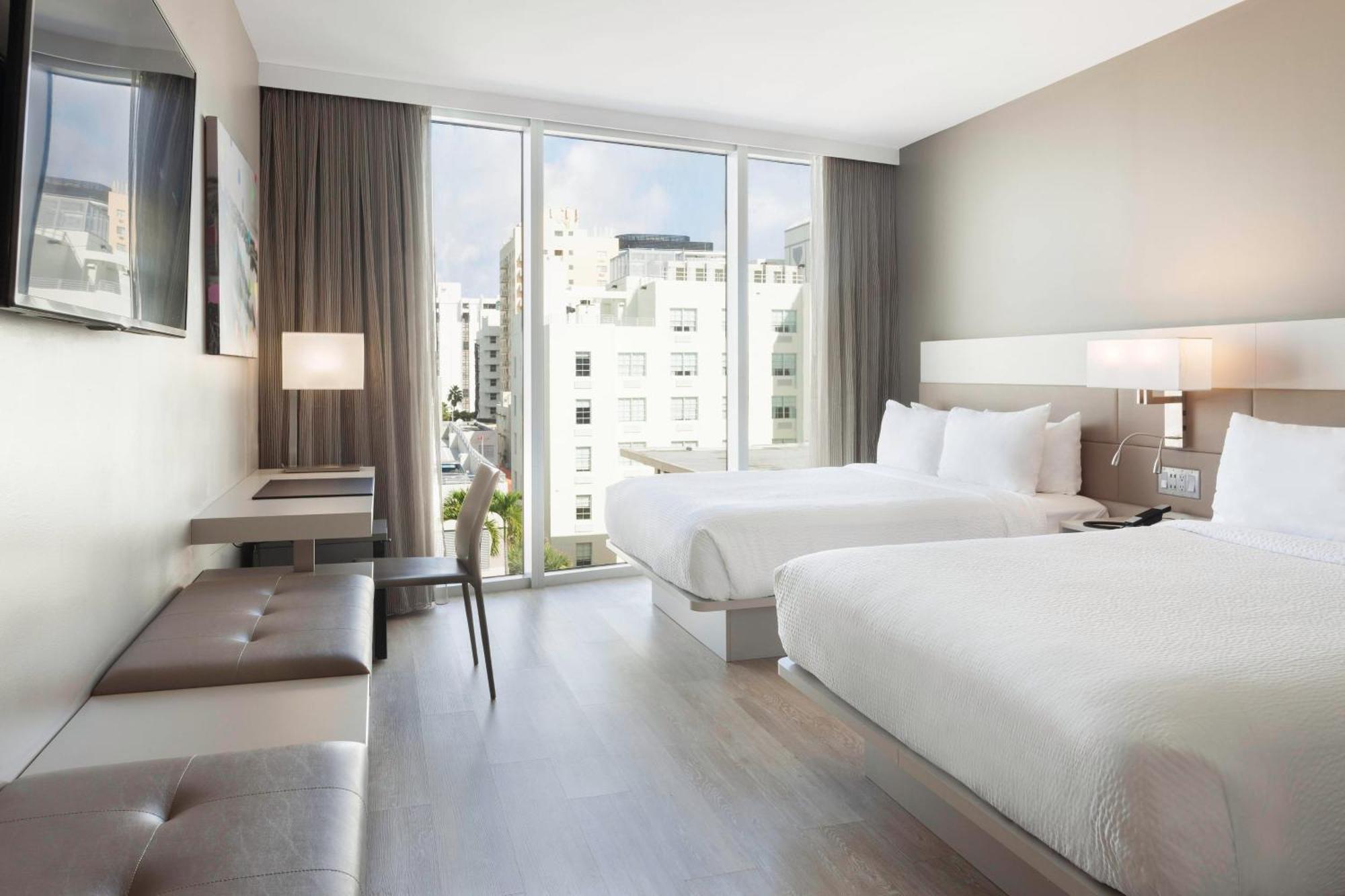 Quarto Queen com 2 Camas Queen-size e Vista da Cidade
