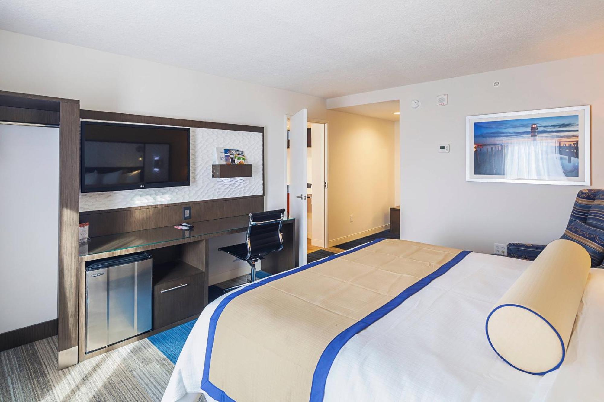 Guest room, 1 King, Street view,1632220018:JPEG