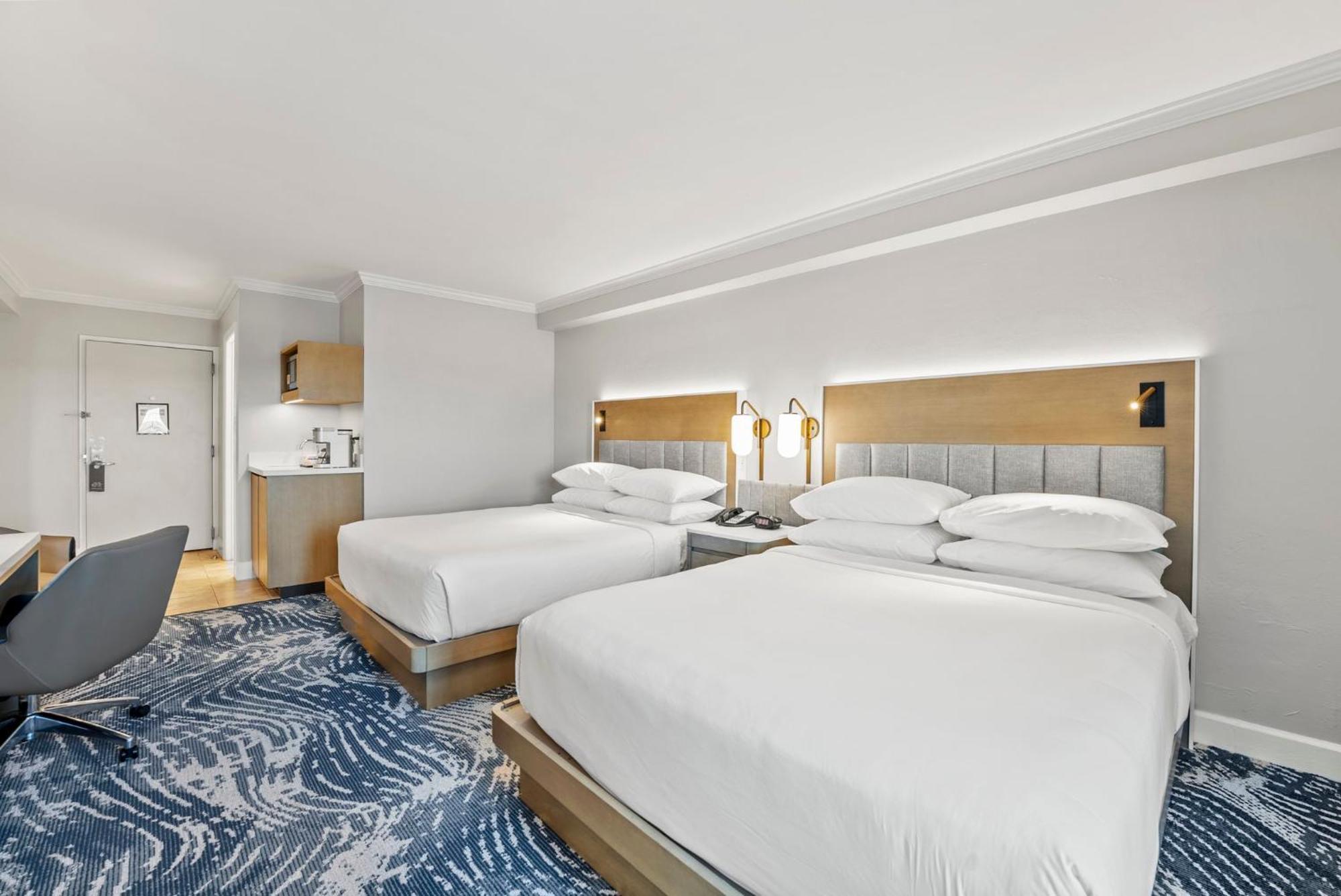 Chambre Standard avec 2 Lits Queen-Size et Baignoire Adaptée aux Personnes à Mobilité Réduite