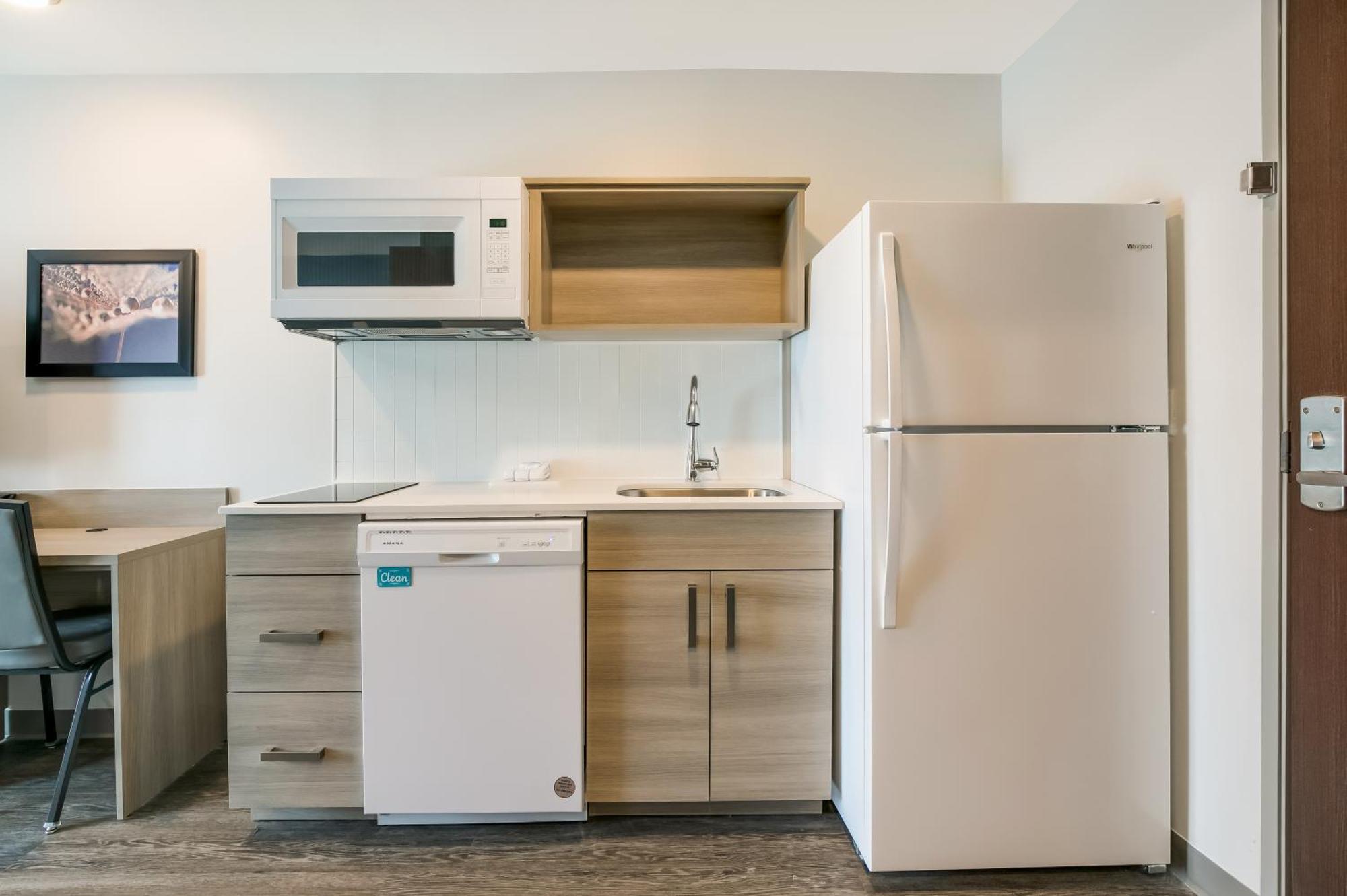 QUEEN SUITE TWO QUEEN BEDS W DISHWASHER (DISHES/COOKWARE INCLUDED)