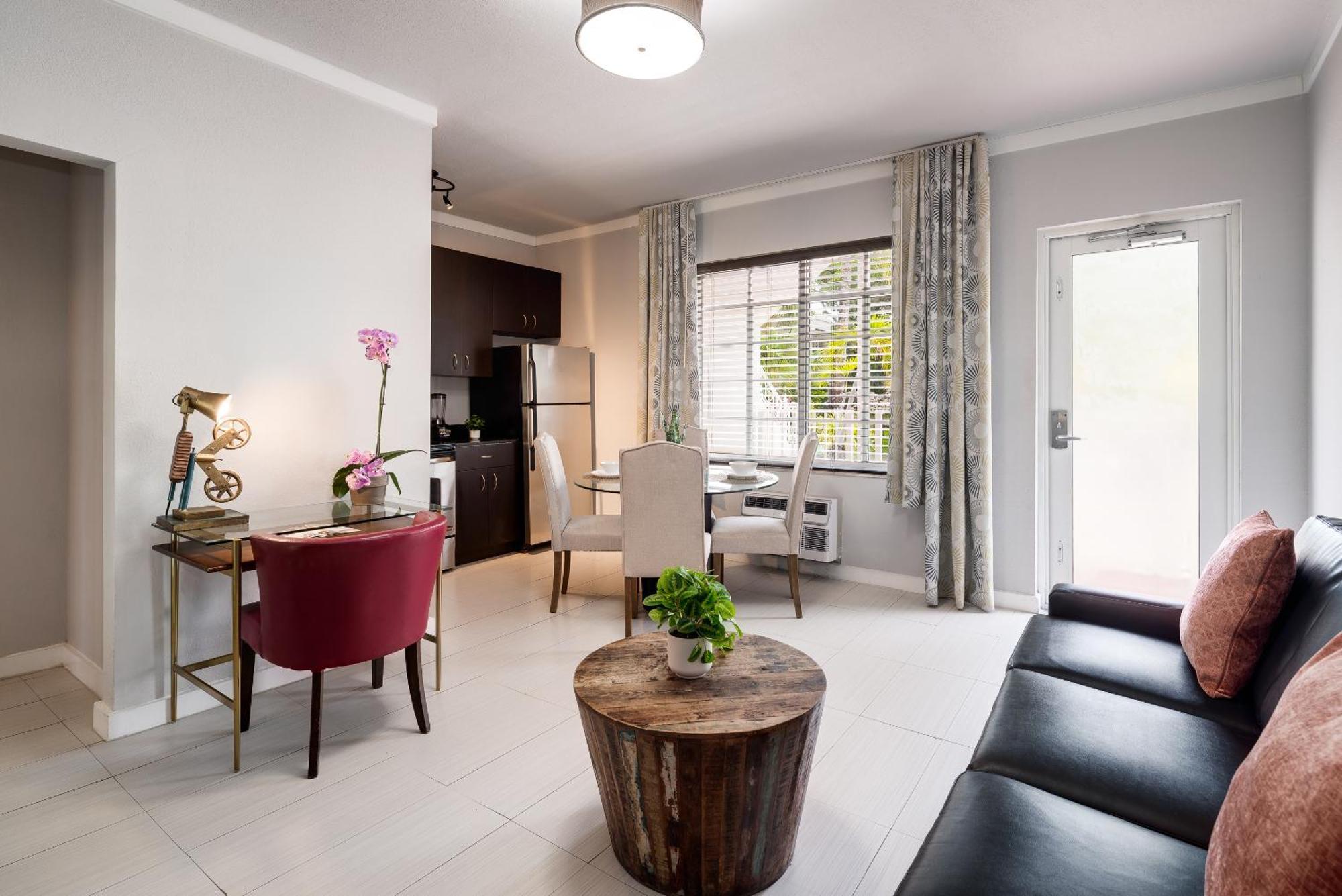 Suite Lit Queen-Size 1 Chambre avec vue sur la piscine
