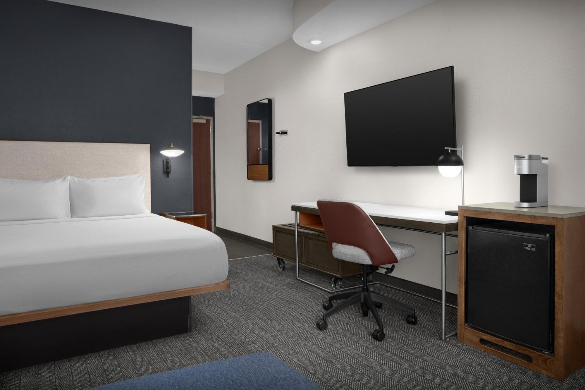 King Room with Sofa Bed - Hearing Accessible,1706958607:JPEG