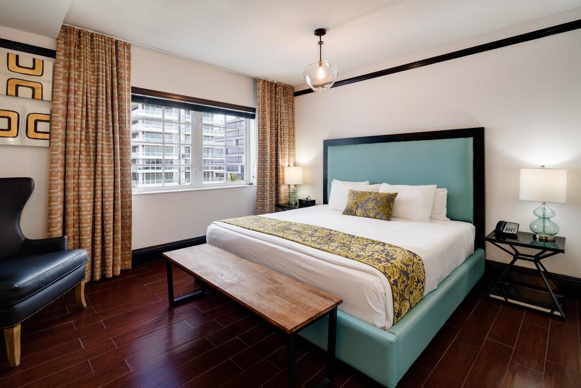 Classic King Pool View Room