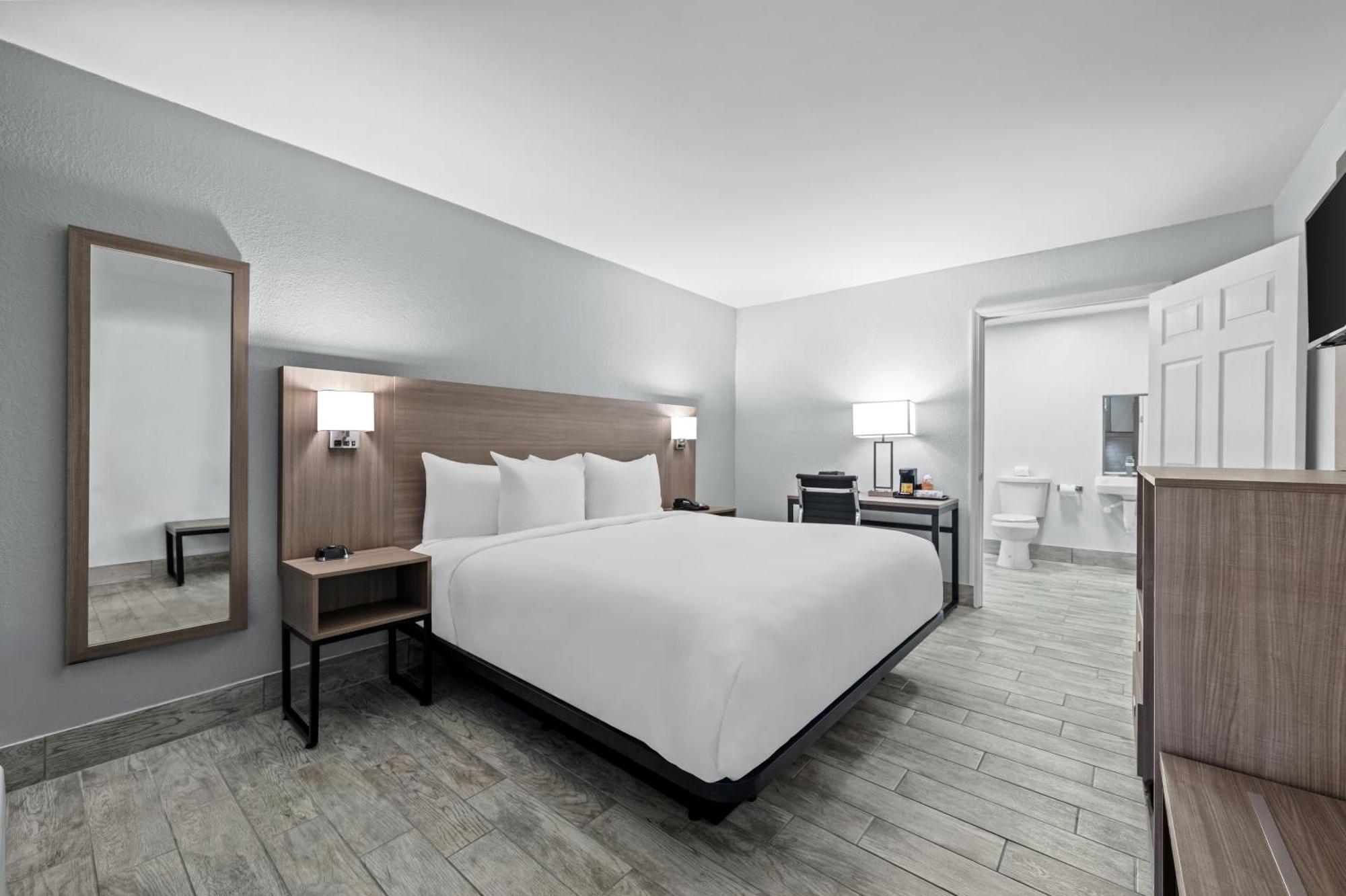 King Room with Roll-In Shower - Disability Access/Non Smoking,1742718135:JPEG