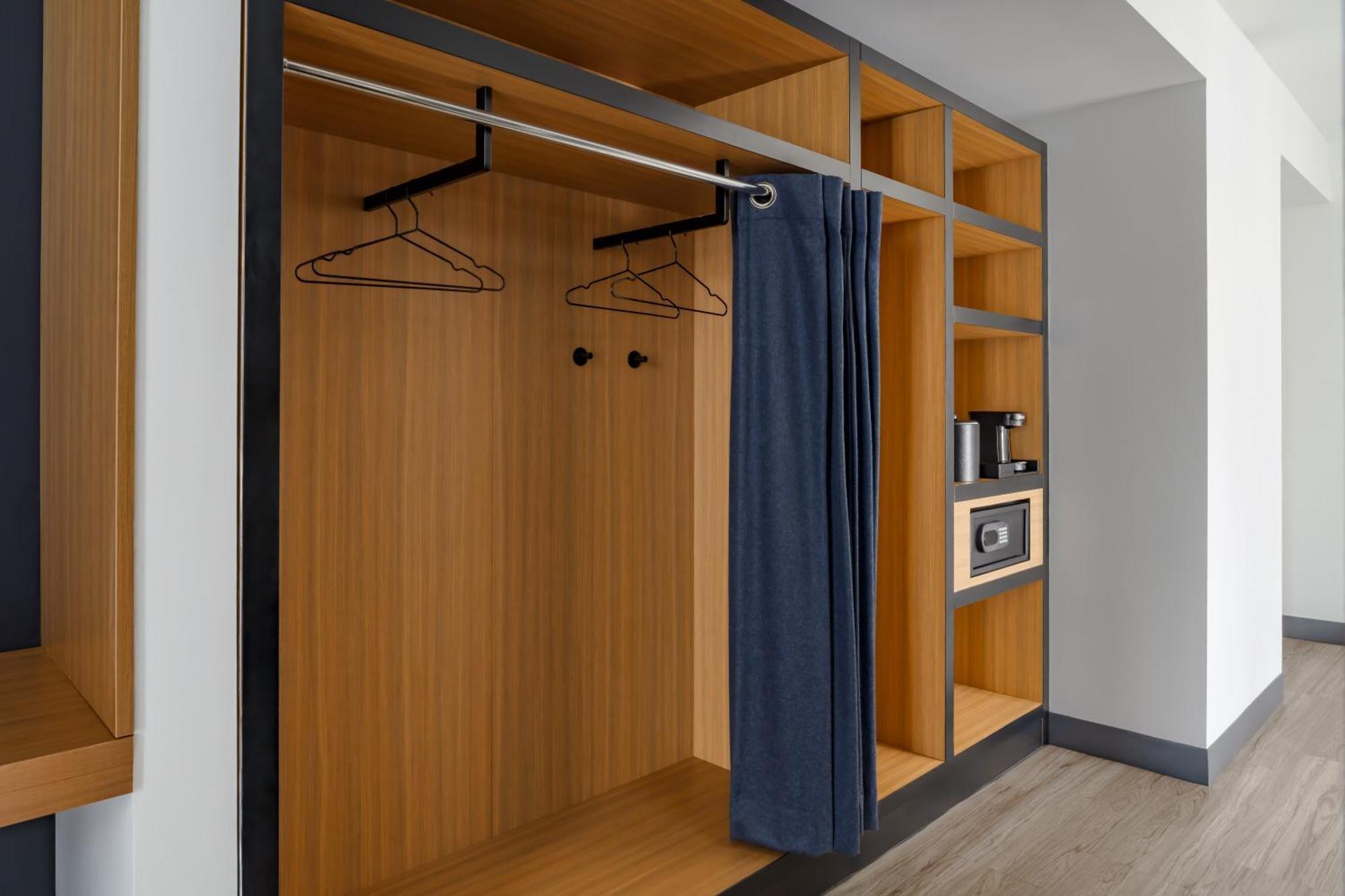 Suite con ducha a ras de suelo, vistas a la ciudad y balcón - Cama grande - Adaptada para personas con movilidad reducida