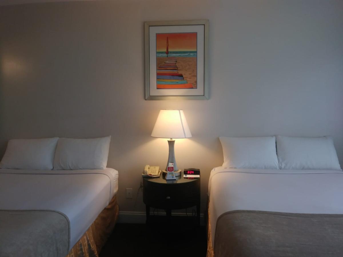Quarto Duplo Standard com 2 Camas de Casal e Estacionamento Gratuito