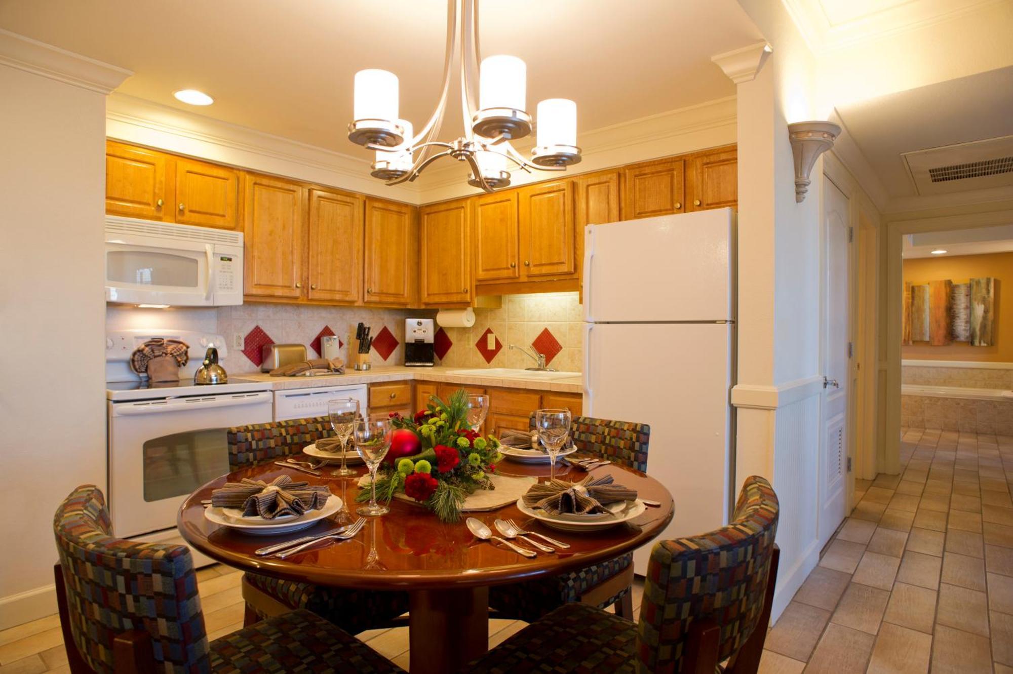 Two-Bedroom King Suite Two Twin Beds Roll Shower Mobility Accessible,673806123:JPEG