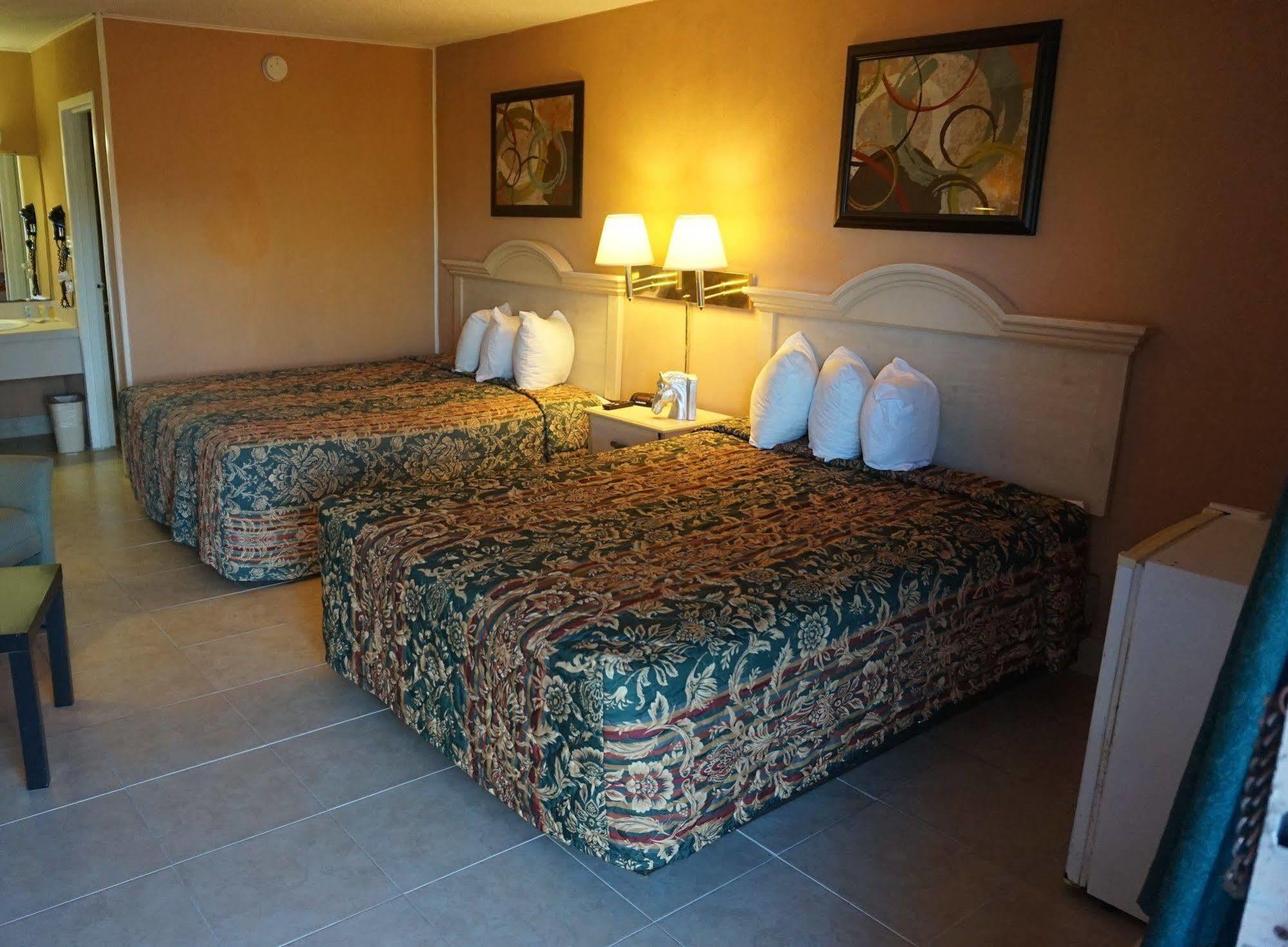 Queen Room Two Queen Beds,147732641:JPEG