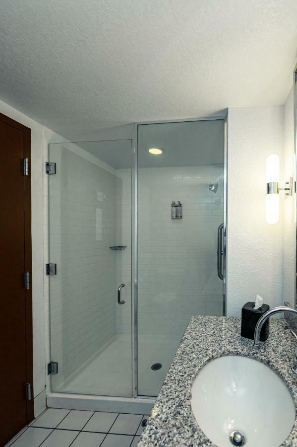 Premium King Room with Balcony,908431564:JPEG