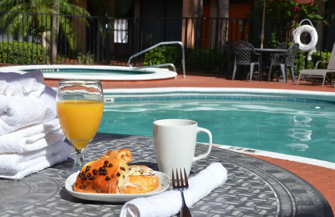 Days Inn & Suites By Wyndham Orlando Airport-1