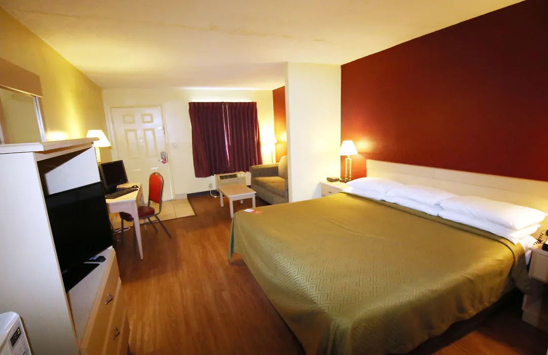 Econo Lodge Inn & Suites Maingate Central-1