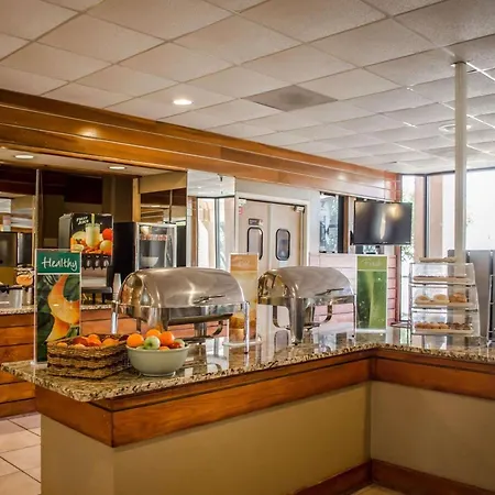 Quality Inn & Suites Pensacola Bayview-3