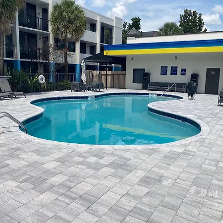 Days Inn & Suites By Wyndham Orlando Airport-3