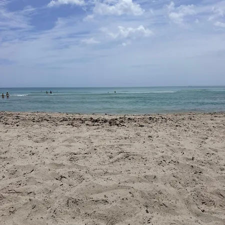 Beach Front Building Studio With Balcony Kitchen Pool Gym Direct Beach Access In Sunny Isles Beach Miami-3