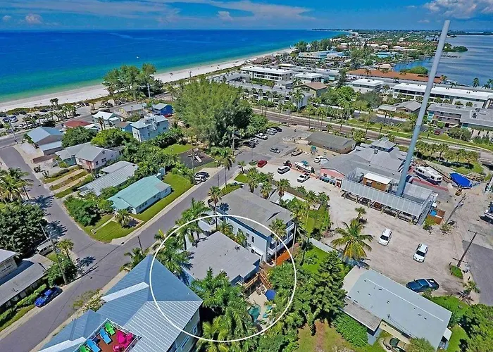 Heated Pool, Walk To Beach & Shops- Perfect Location!