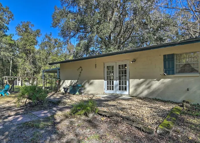 Pet-Friendly Brooksville Cottage W/ Fire Pit!