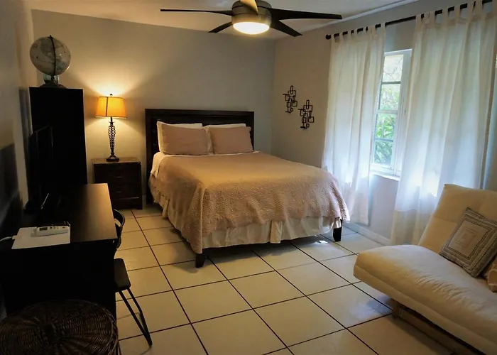 Jupiter Waterfalls - Newly Updated - Tiki Hut, Fire Pit, Kitchen, Pool Heater And More