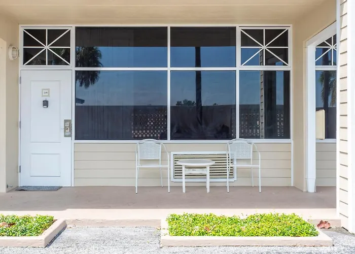 Tampa Bay, Beach Step Away, Wifi, Free Parking,Pools, Jacuzzi