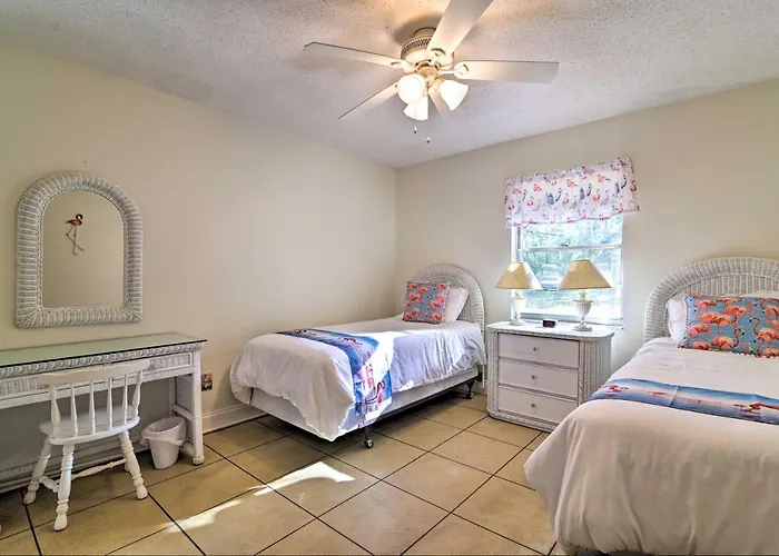Pet-Friendly Brooksville Cottage W/ Fire Pit!