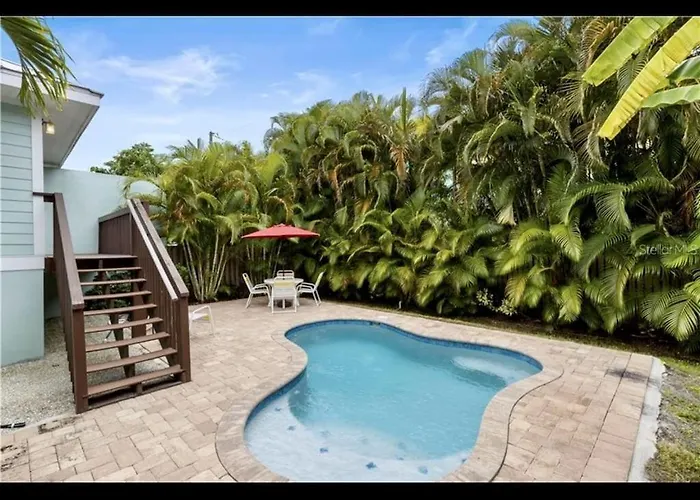 Ami/Holmes Beach - 3/2 Home - Private Heated Pool And Yard - Walk To Beach