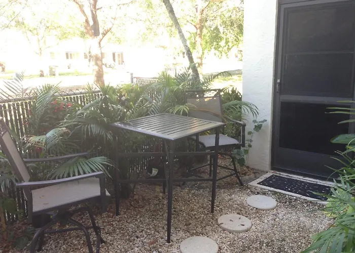 Elegant Oasis: Fort Myers Condo with Pool and Golf Access