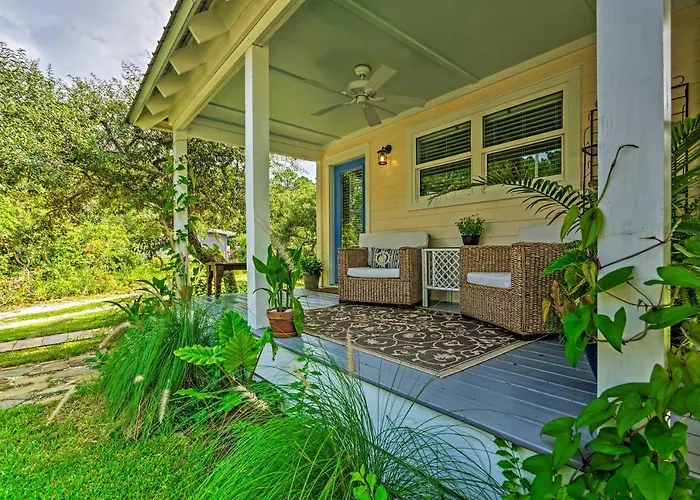 Tropical Studio: 1/4 Mi To Public Beach Access!