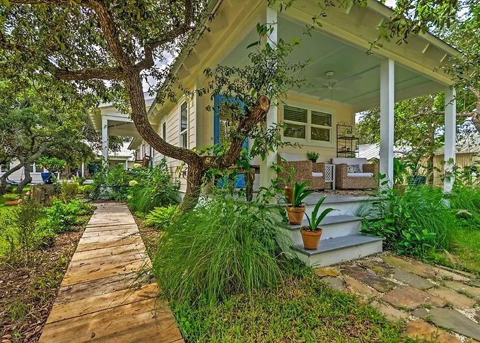 Tropical Studio: 1/4 Mi To Public Beach Access!