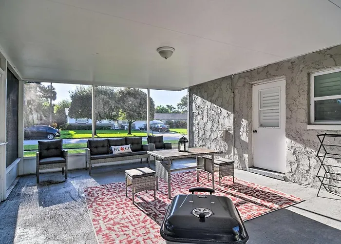 4 Mi To Indian Rocks Beach! Home W/ Screened Lanai