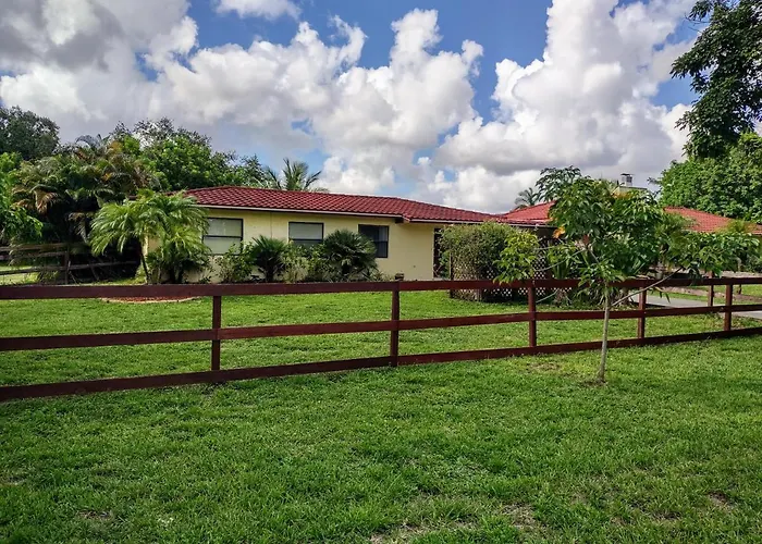Sunshine Acre 2B 2B King Master Suite, Big Yard