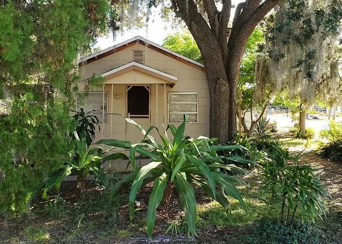 1 Beige Cozy Bungalow Or 1 White Cozy Efficiency Cottage In Titusville