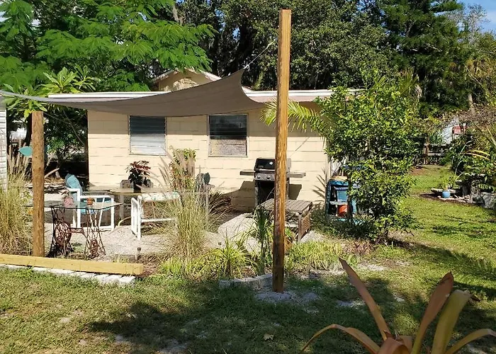 1 Beige Cozy Bungalow Or 1 White Cozy Efficiency Cottage In Titusville