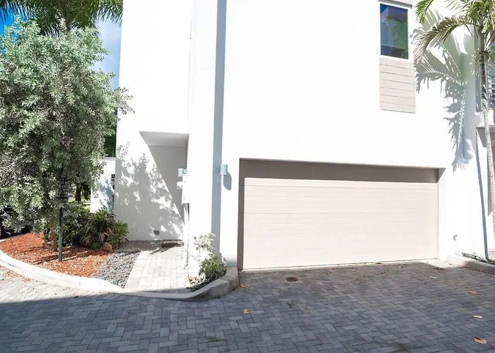 Across The Ocean Few Steps To Beach Contemporary Three Bedroom Townhouse