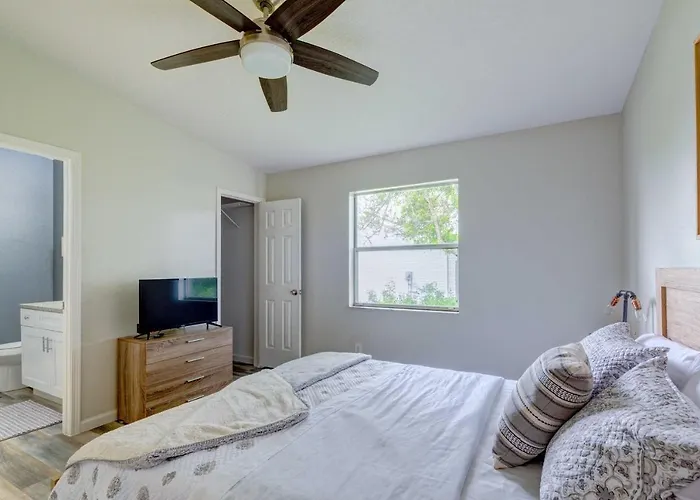 Peaceful Lady Lake Home W/ Screened-In Porch!