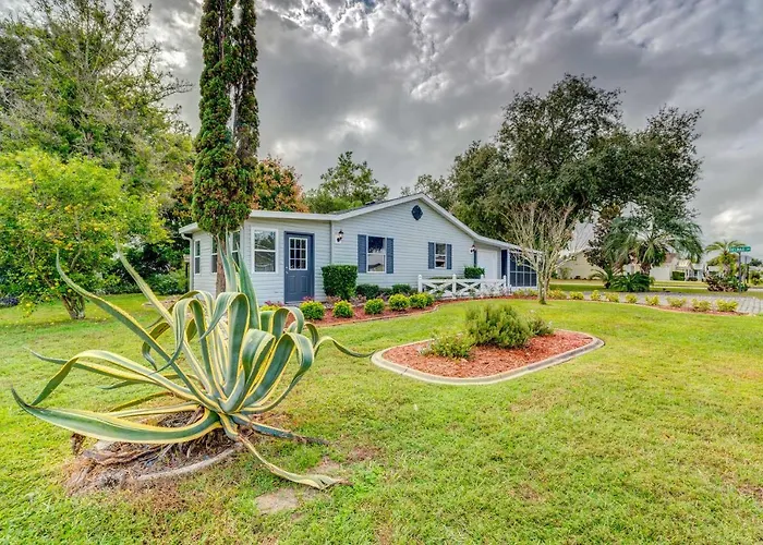 Peaceful Lady Lake Home W/ Screened-In Porch!