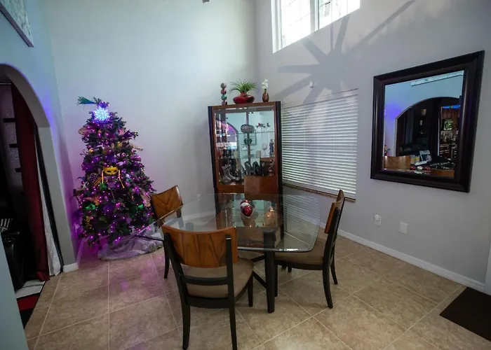 Gorgeous Urban Oasis Withhot Tub, Heated Pool And Private Movie Theater Home