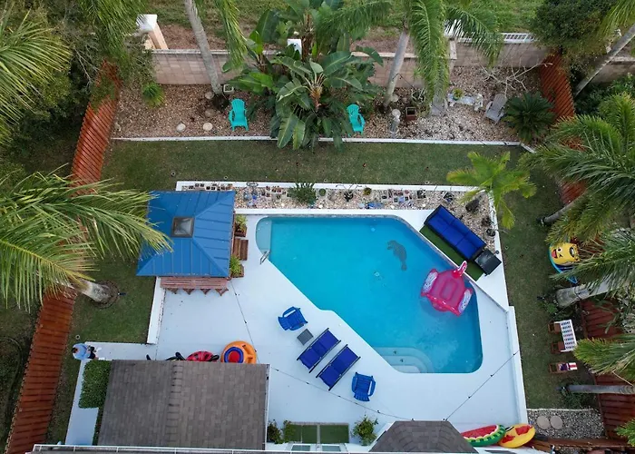 Gorgeous Urban Oasis Withhot Tub, Heated Pool And Private Movie Theater Home