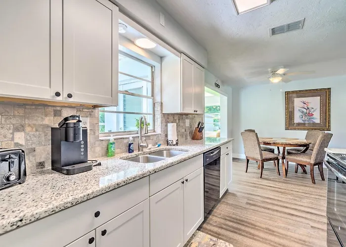 Contemporary Gem W/ Sun Room In Beverly Hills!