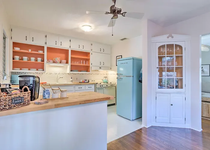 Historic Cottage: Hot Tub & Fully Fenced Backyard